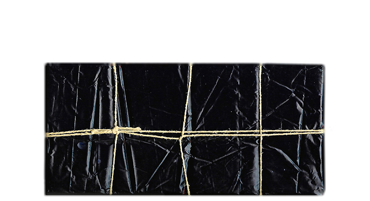 Julia_objects_96_verpackte geheimnisse_4_13x27x2,5.jpg