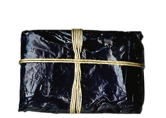 Julia_objects_99_verpackte geheimnisse_7_7x9x3,5_backsite.jpg